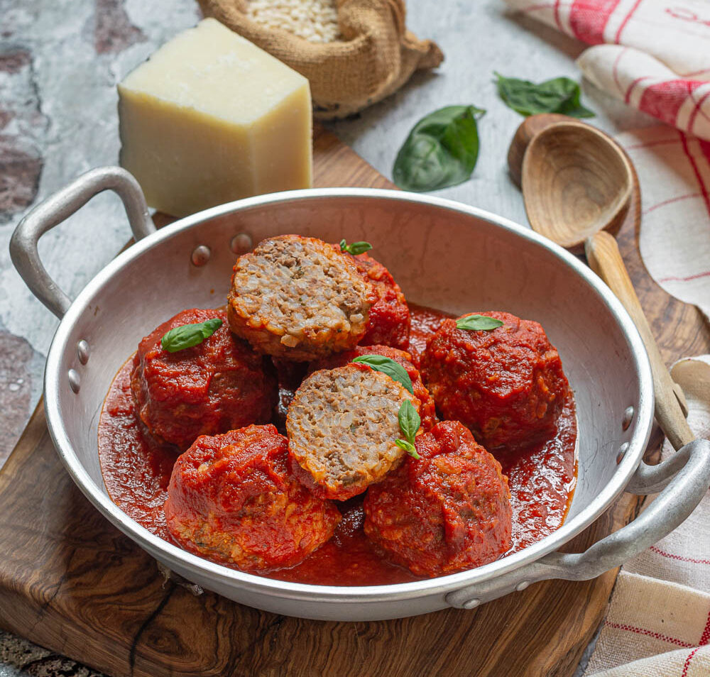 Gehaktballetjes van vlees en rijst in tomatensaus