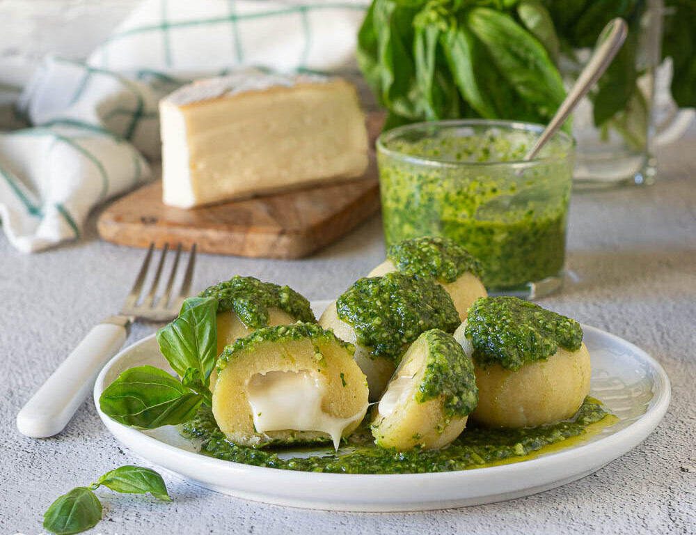 Gevulde Taleggio-gnocchi met pestosaus