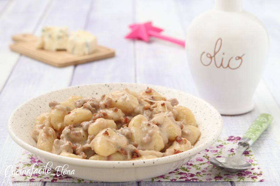 Gnocchi met worst en gorgonzola