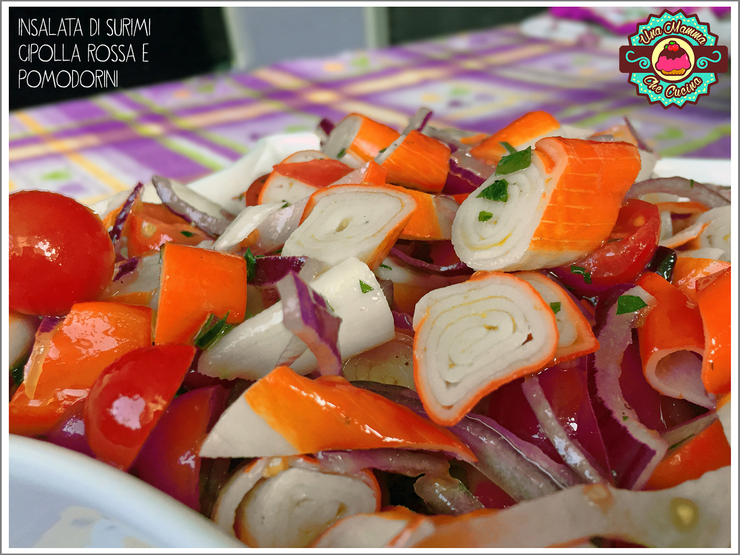 Surimi Salade met rode ui en cherrytomaatjes