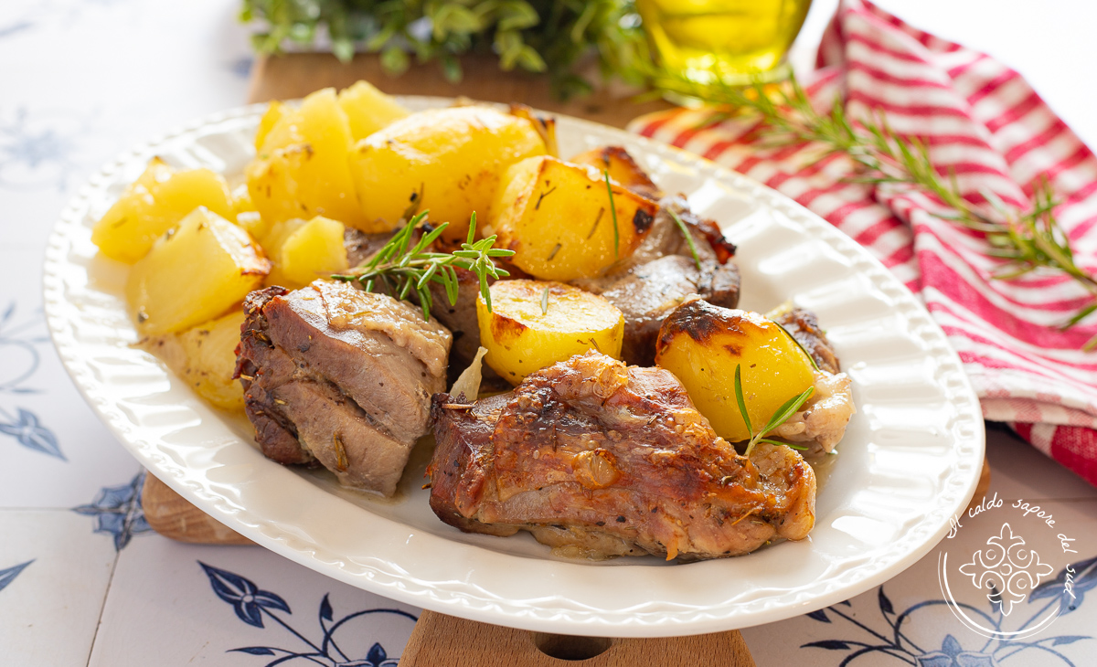 Ontbeende kalkoenbovendij uit de oven met aardappelen