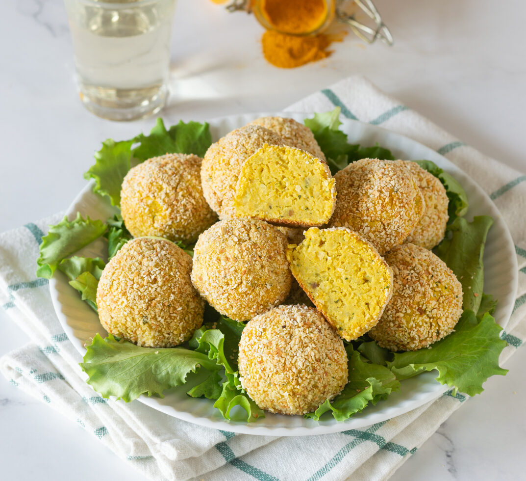 Kikkererwten- en aardappelballetjes met een vleugje kurkuma