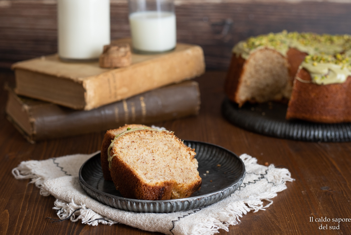 Kranscake met amandelen en warme melk
