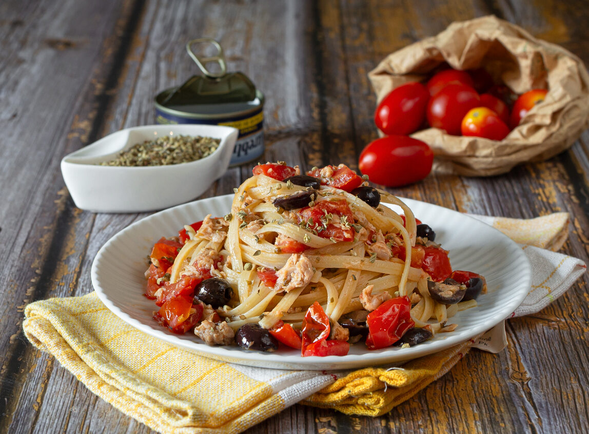Linguine met tonijn en taggiasca-olijven met een vleugje oregano