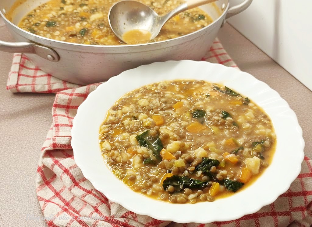 Bord met pasta en linzen op Romeinse wijze met cavolo nero en zelfgemaakte geraspte pasta