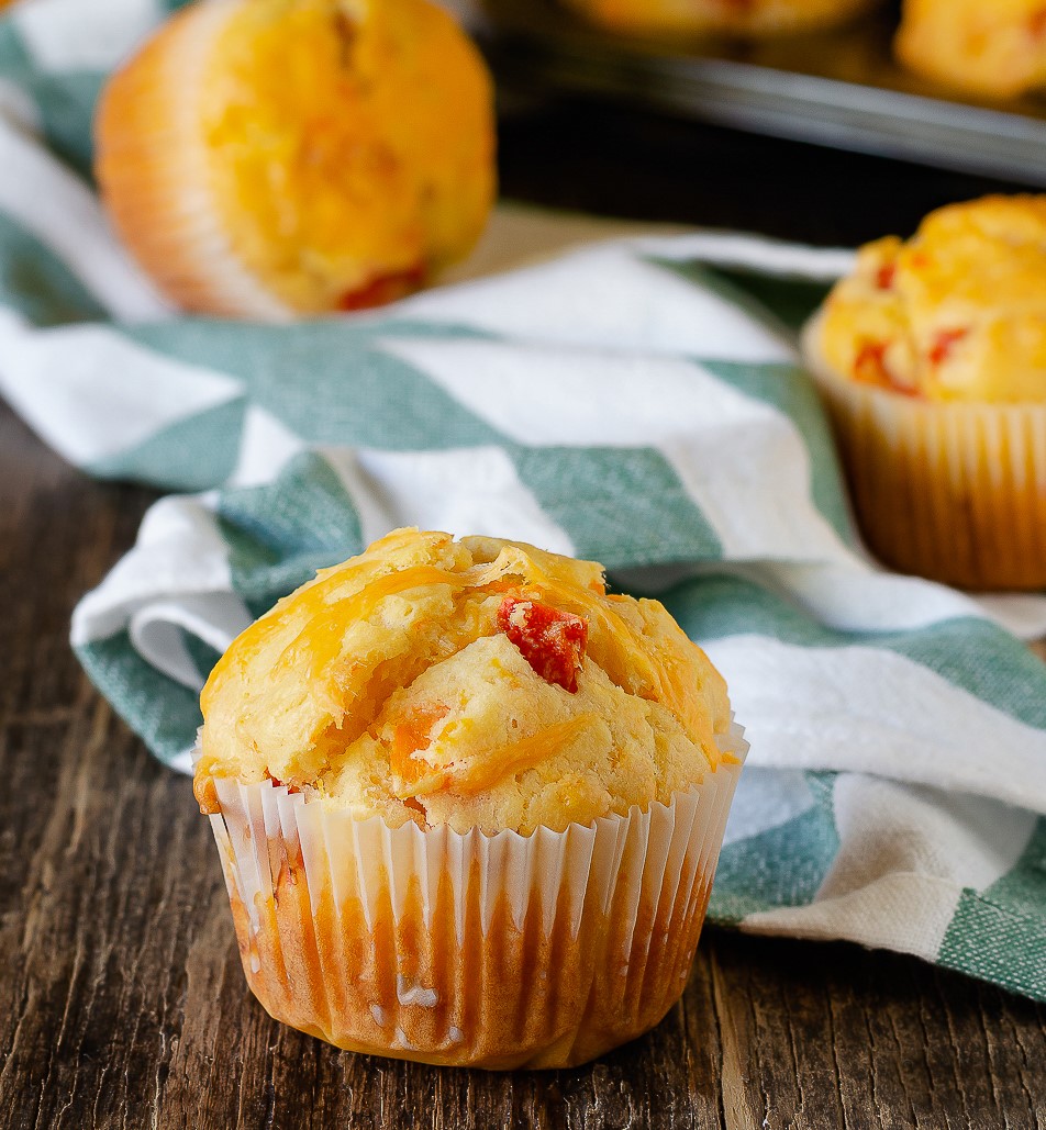 Muffins met paprika, wortel en cheddar