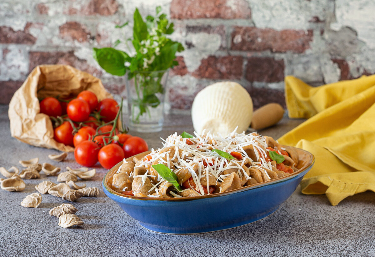 Orecchiette van gebrand tarwe met tomaten en zoute ricotta