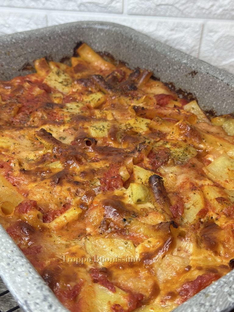 Pasta e aardappelen alla tiella calabrese alles rauw: de echte pasta ara tieddra romig in de oven