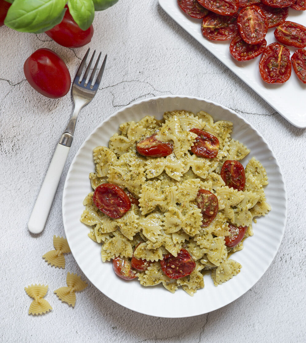 Pasta met pesto en confit-tomaatjes