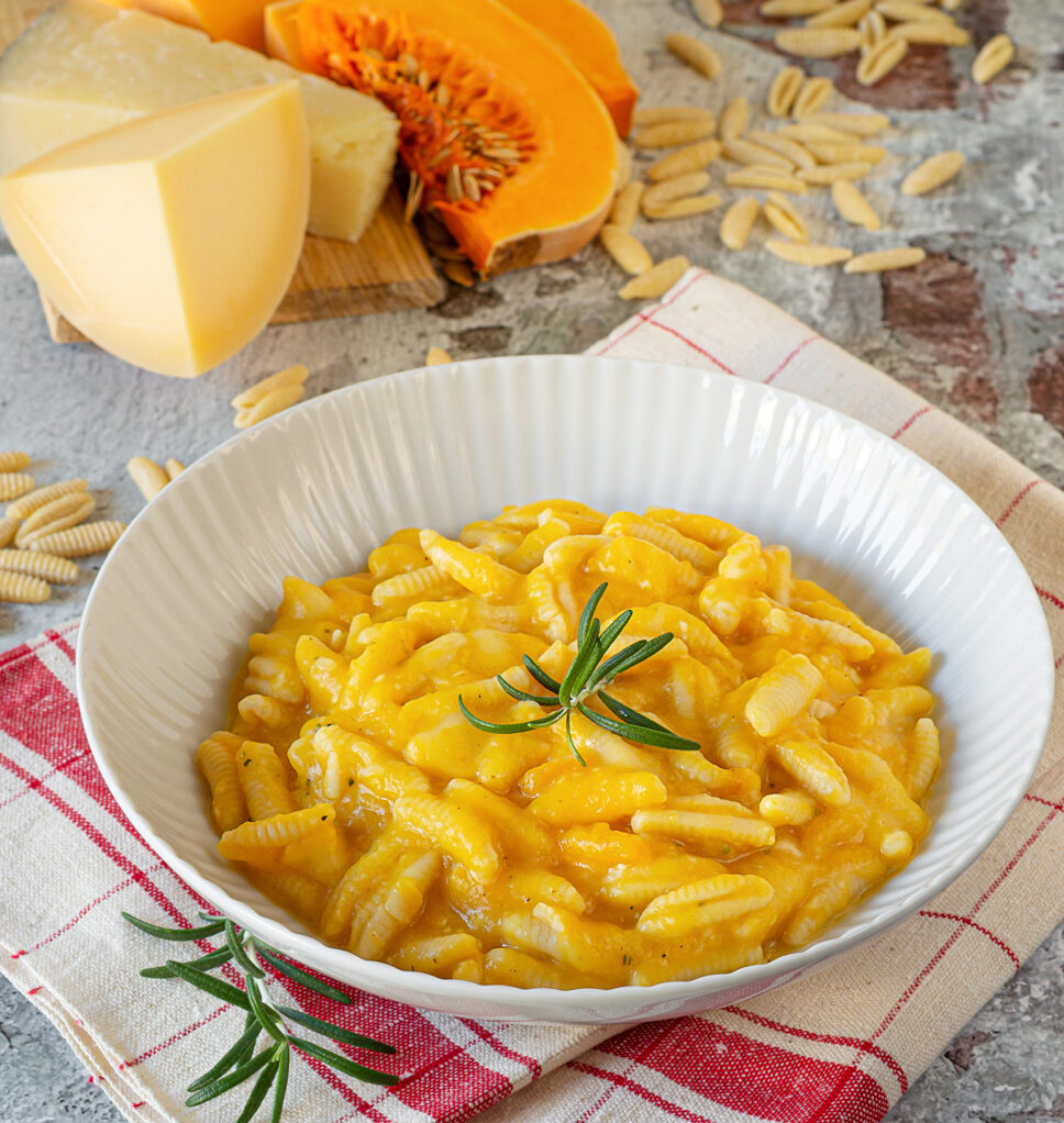 Pasta met pompoen en provola