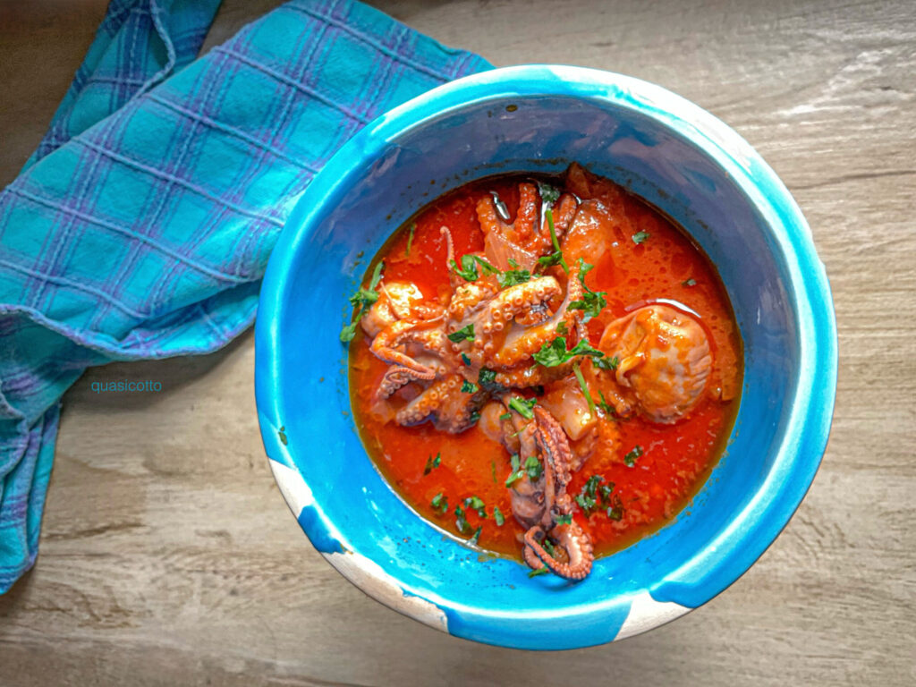 Saus met kleine octopussen voor pasta