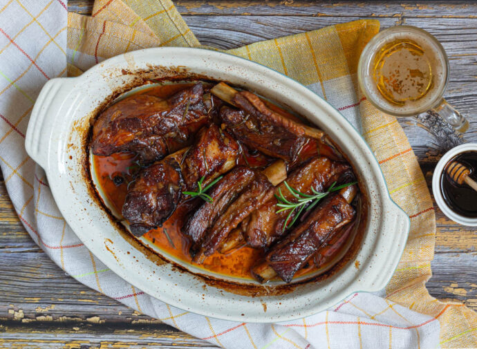 Ribbetjes met bier en honingglazuur