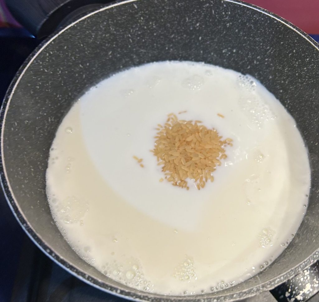 Rijst gekookt in melk om Toscaanse rijstbeignets te maken
