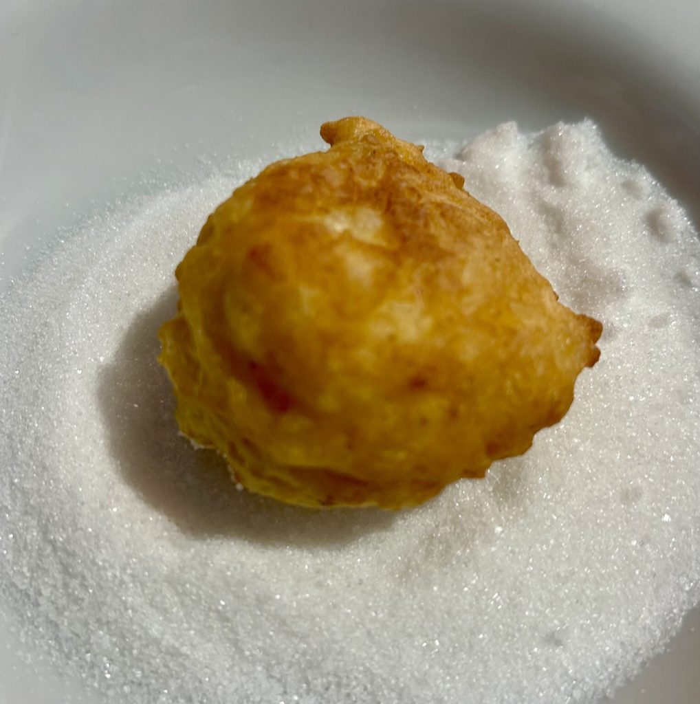 Toscaanse rijstbeignets gerold in kristalsuiker