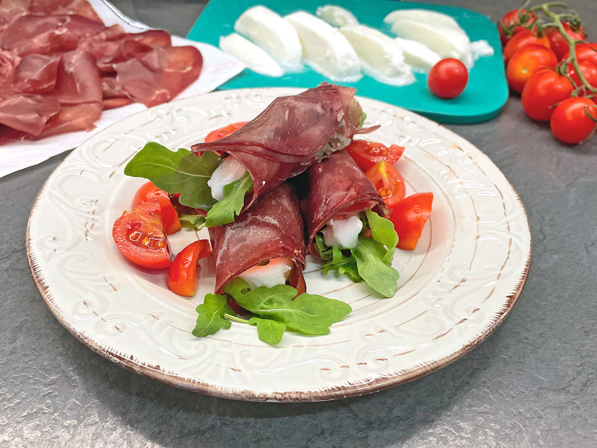 Rolletjes van bresaola rucola en mozzarella