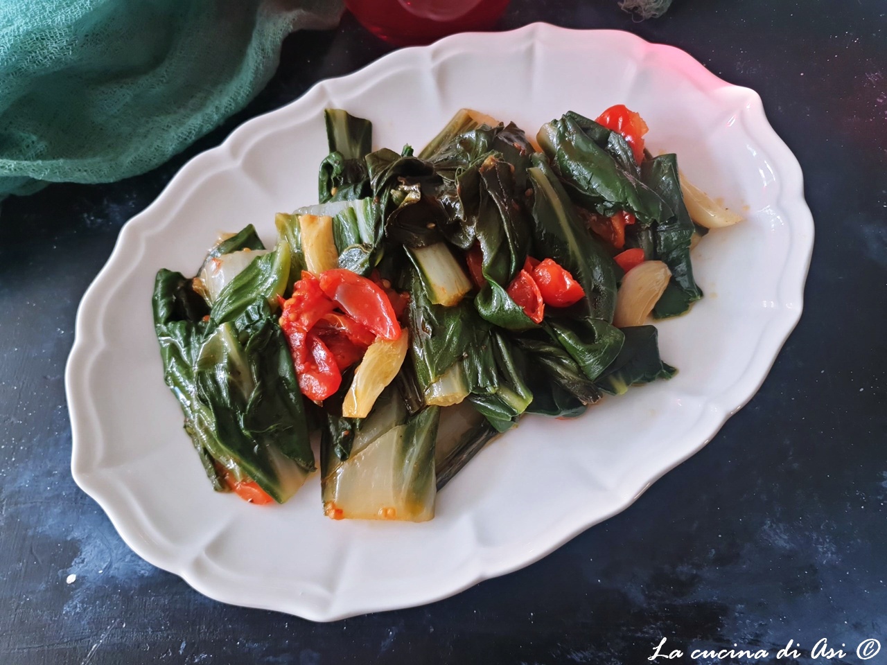 Snijbiet met tomaten in de pan, gemakkelijk en gezond bijgerecht, klaar in 30 minuten