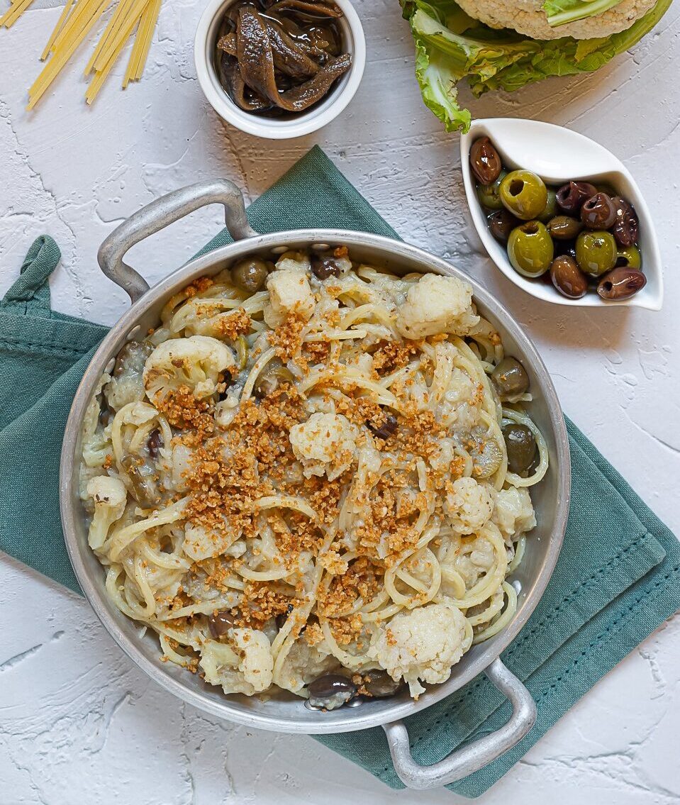 Spaghetti met bloemkool, ansjovis en olijven