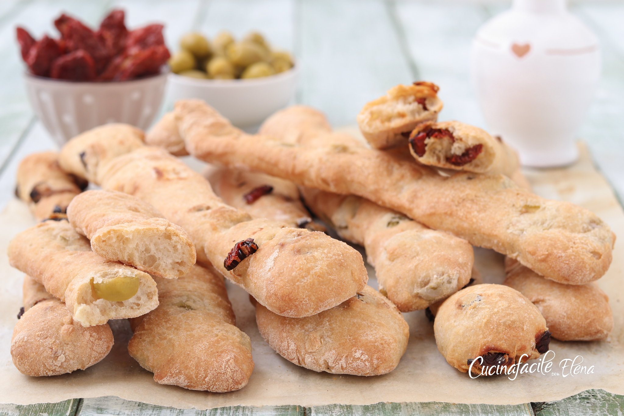 Stokbroodjes met olijven en gedroogde tomaten