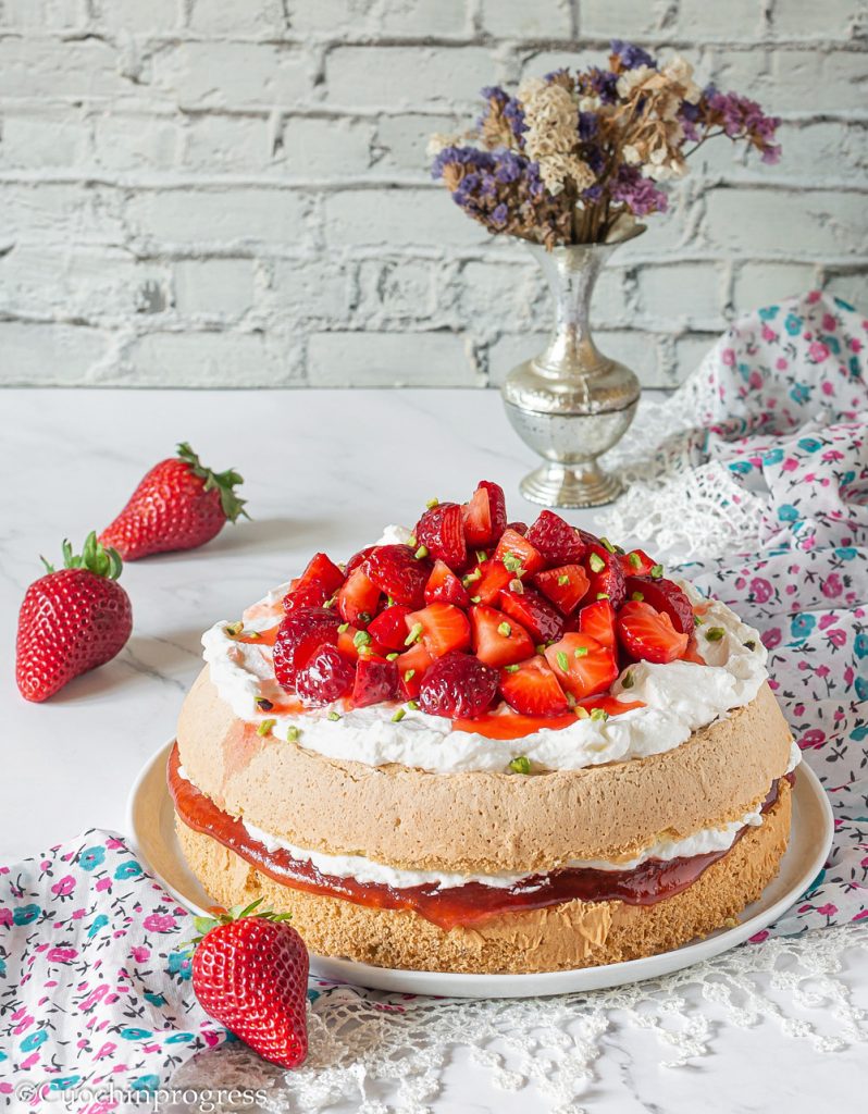 taart met pistache en aardbeien