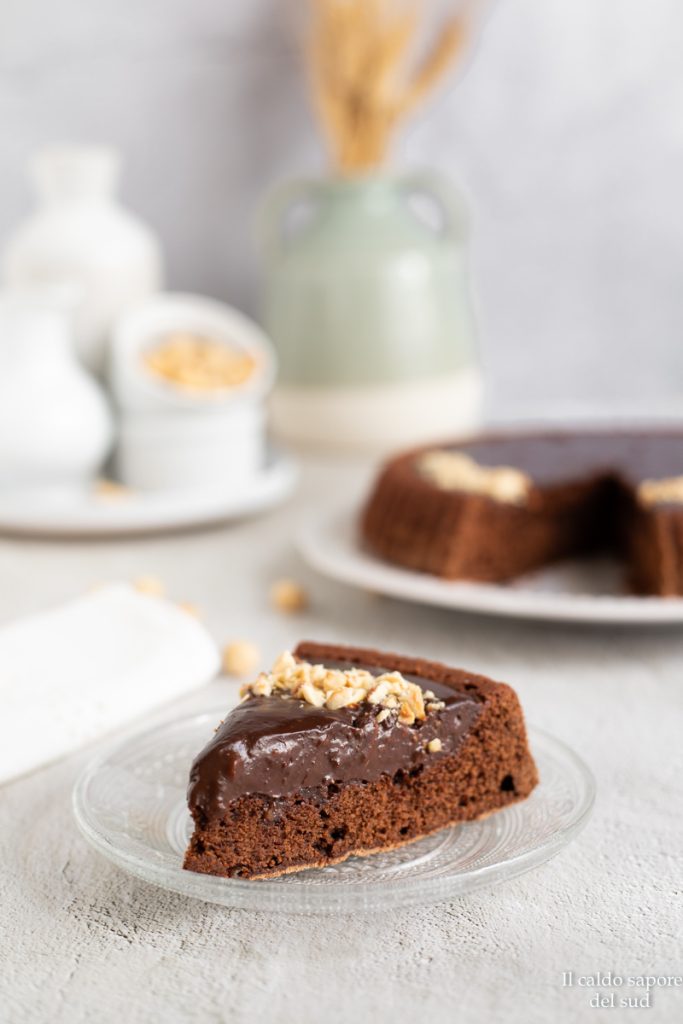 Voeg de chocolade bij de room (je kunt ook kookroom gebruiken) en zodra je een vloeiend en egaal mengsel hebt, voeg je ongeveer 50 g netgehakte korrels toe.