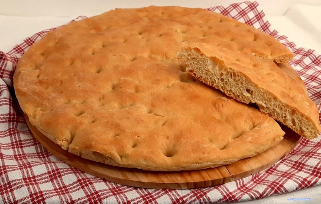 Zachte focaccia met kikkererwtenmeel