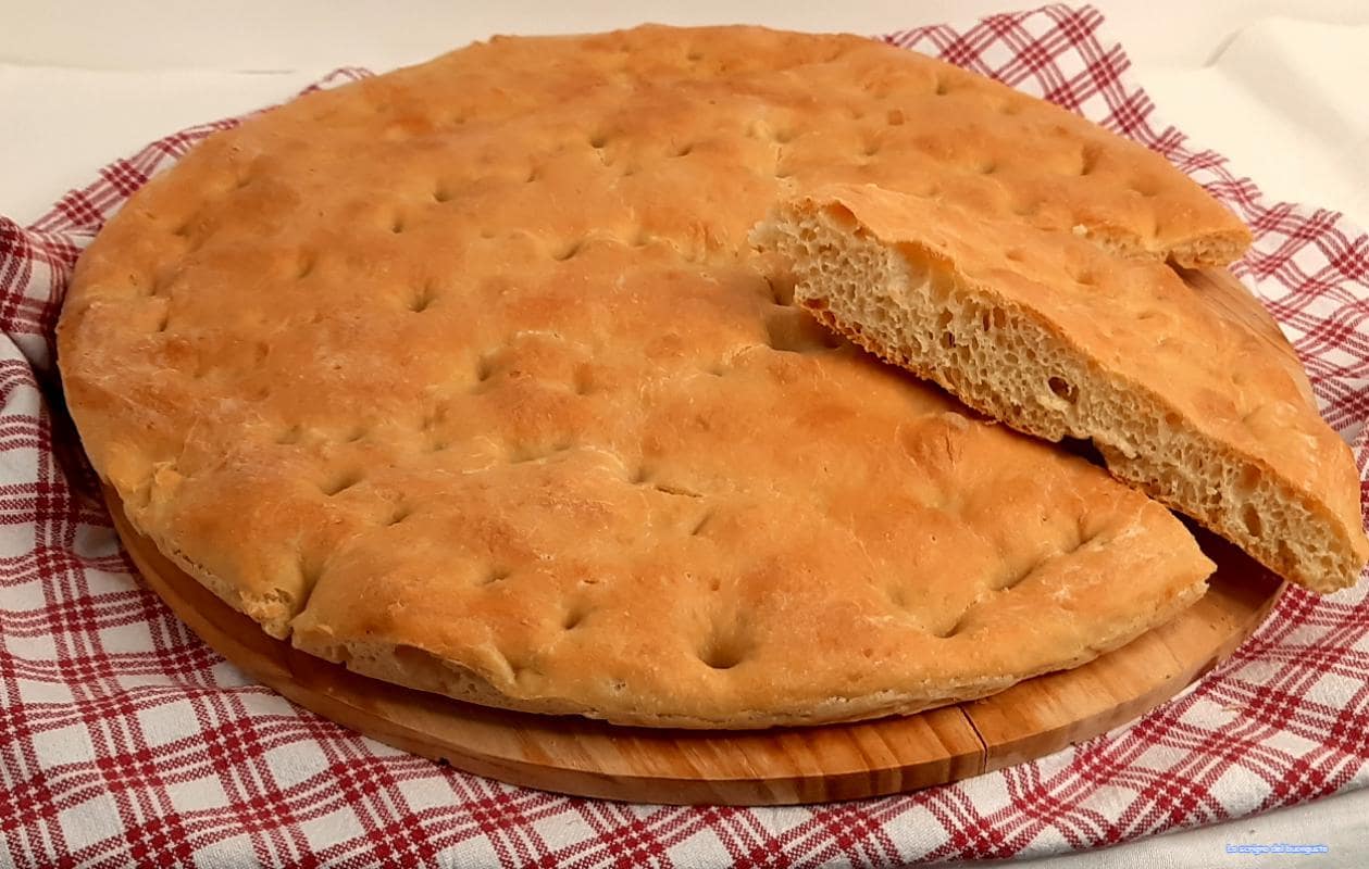 Zachte focaccia met kikkererwtenmeel