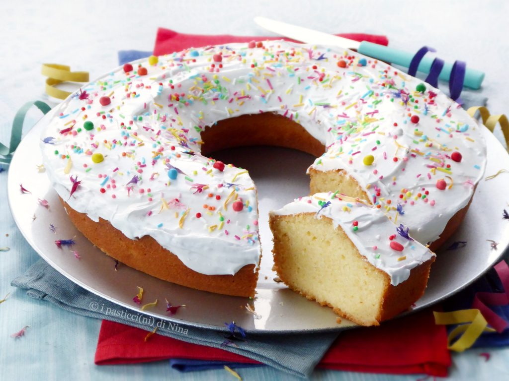 Geglazuurde berlingozzo, typisch Toscaans carnavalsgebak in donutvorm, geparfumeerd met anijs - Nina