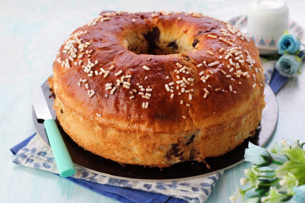 Brioche in ringvorm met gecondenseerde melk en chocolade, zacht als een wolk - i pasticcini di Nina