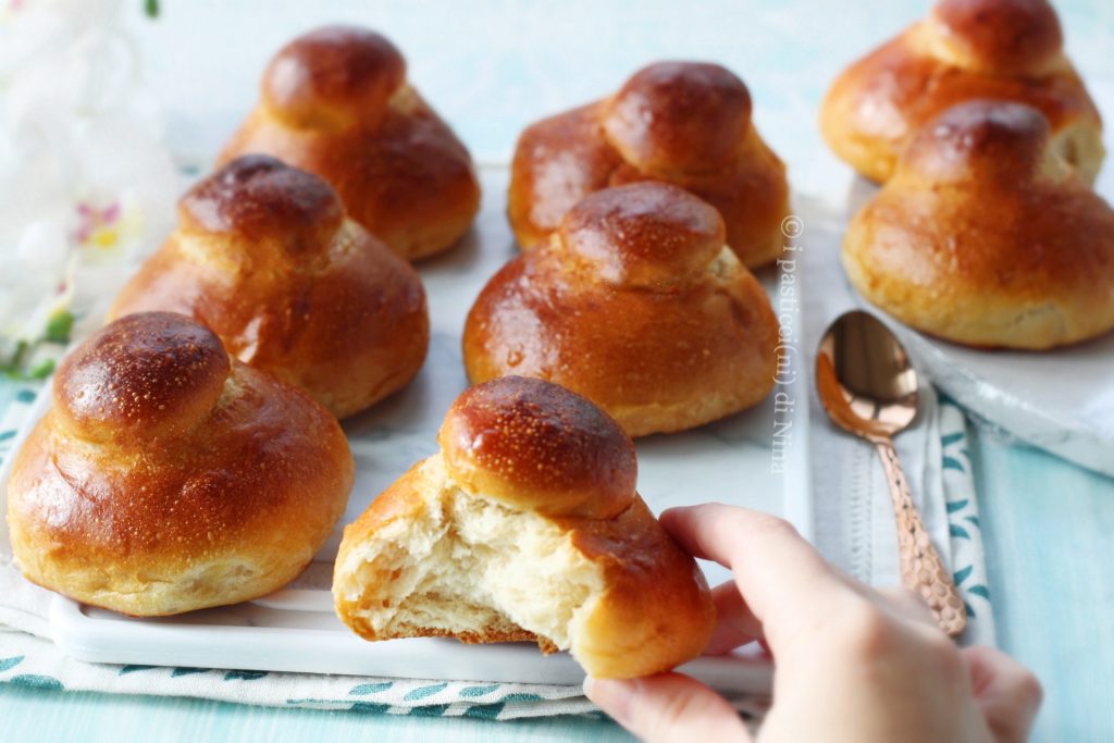 Zeer luchtige Siciliaanse brioche col tuppo met granita of ijs i pasticcini di Nina