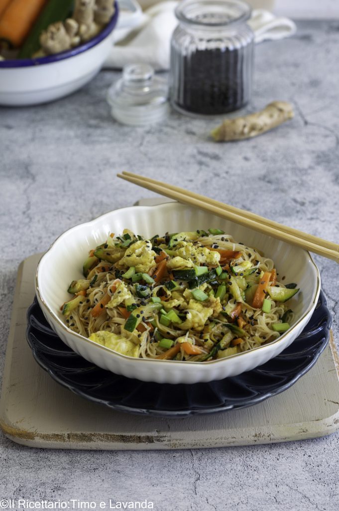 Chinese rijstspaghetti met courgette, wortels en paprika