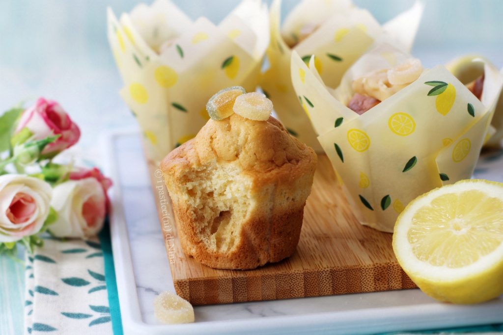 Eenvoudige, zeer zachte en heerlijke citroenmuffins: kleine gebakjes die snel bereid worden, geurend en helemaal niet taai - recept van I Pasticcini di Nina