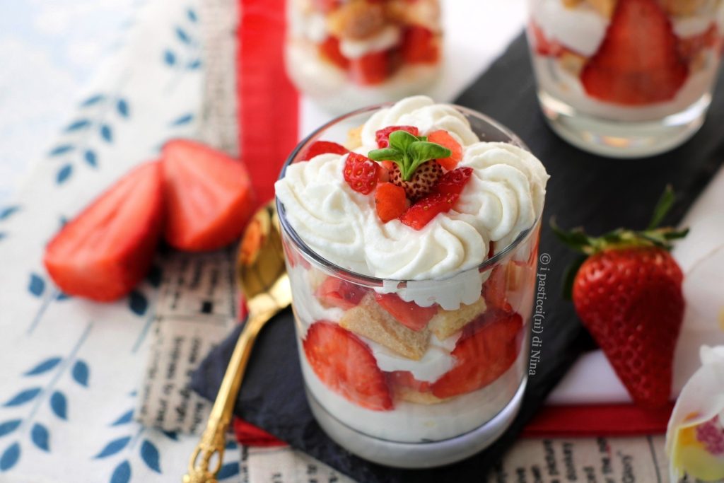 Coupes met slagroom en aardbeien met lange vingers verfrissend dessert i pasticcini di Nina