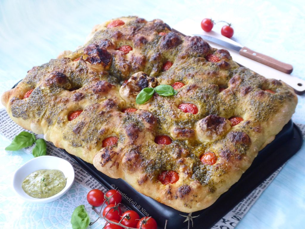 Focaccia met basilicumpesto en cherrytomaatjes, met hoge hydratatie en luchtige structuur - i pasticcini di Nina