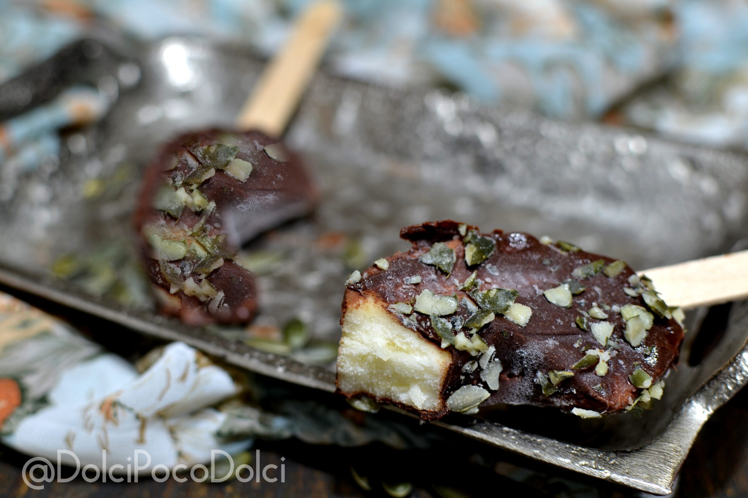Het snelste ijsje op een stokje ooit met alleen appel en keto-chocolade