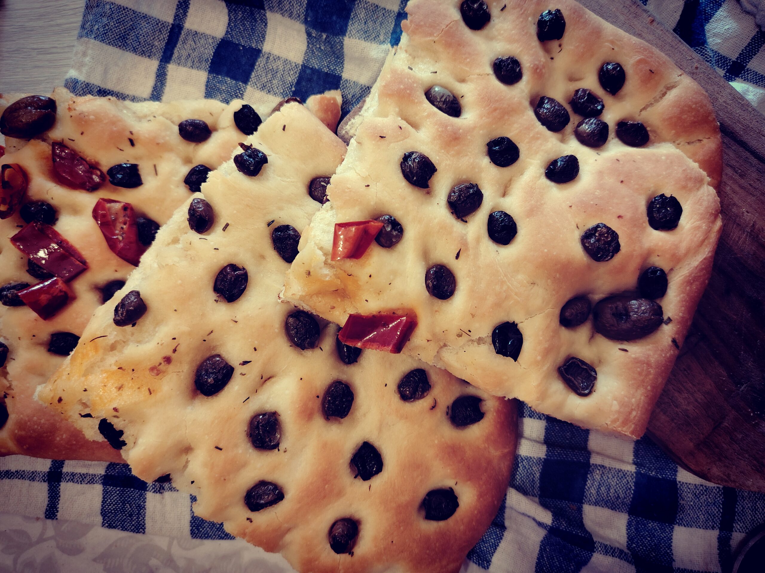 Focaccia van semolina en tarwebloem met olijven.
