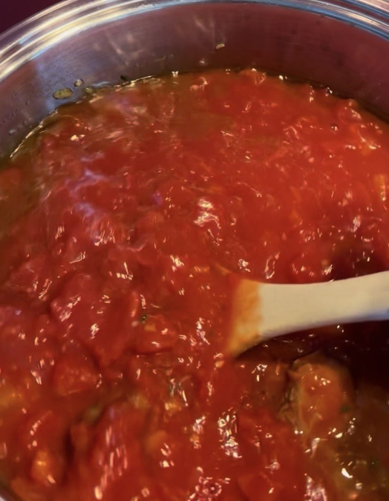 Tomatenblokjes toegevoegd aan het vlees voor de bereiding van het stoofvlees in zachte saus