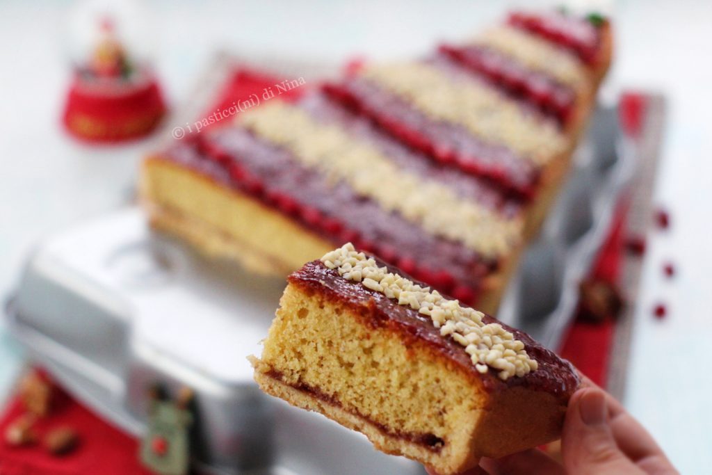 Kersttaart met noten, zoet in de vorm van een kerstboom i pasticcini di Nina
