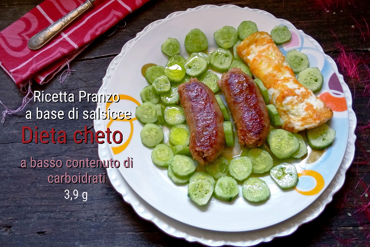 Keto-dieet: donderdaglunch met worstjes en komkommers