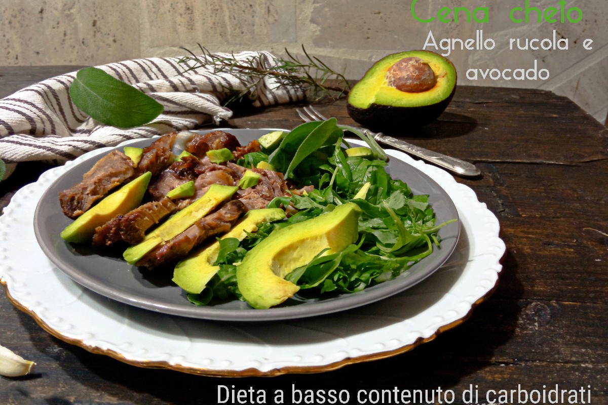 Keto-dieet vrijdag diner met lamsvlees, rucola en avocado