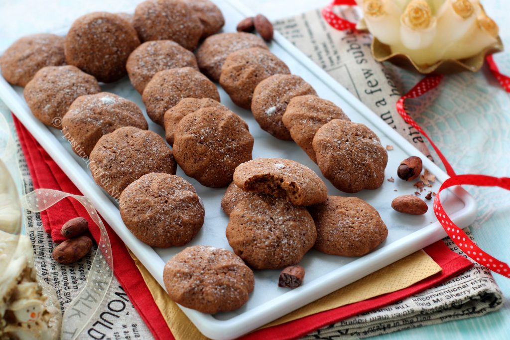 Zachte koekjes met cacaobonen zonder boter textuur als spongecake biscuitdeeg zoete recepten rijk aan eigenschappen i pasticcini di Nina blog di cucina