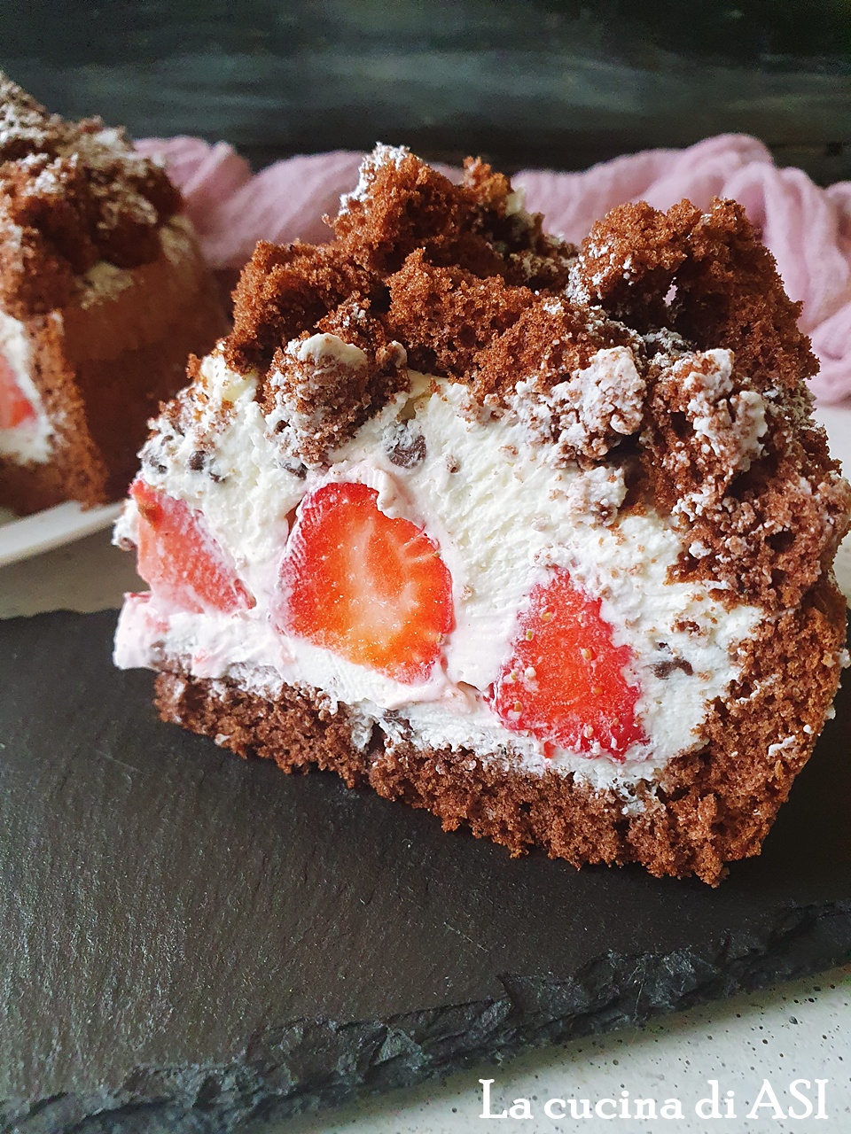 Mimosa-taart met cacao, mascarponecrème, aardbeien en chocoladedruppels