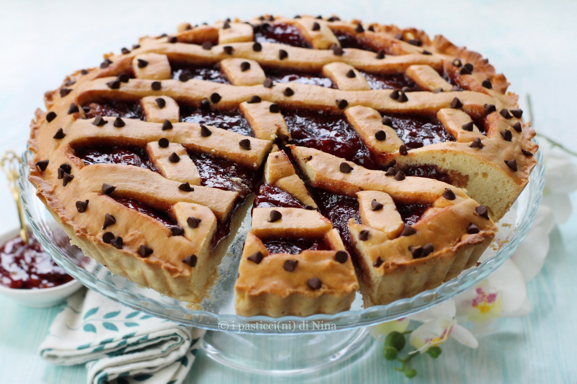 Opgeklopte crostata met aardbeien en chocolade