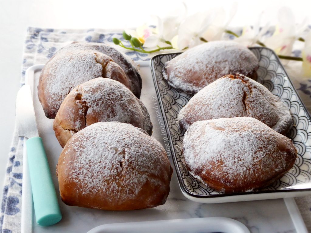 Zelfgemaakte Napolitaanse sfogliatelle frolle zoals uit de banketbakkerij originele Napolitaanse recept i pasticcini di Nina