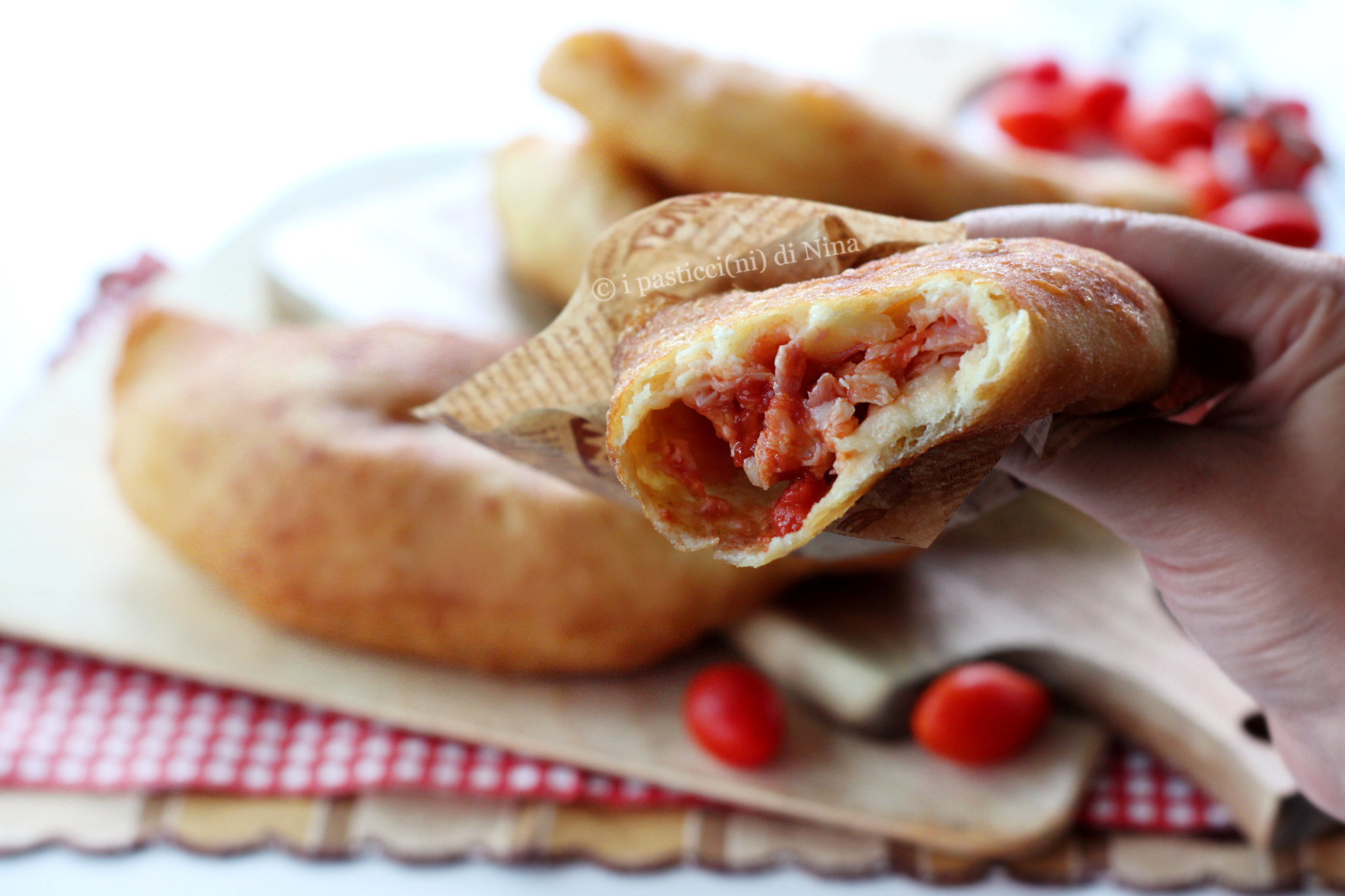 PANZEROTTI MET TOMAAT, GEKOOKTE HAM EN MOZZARELLA