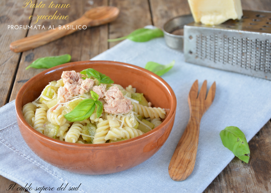 Pasta met tonijn en courgette, geparfumeerd met basilicum