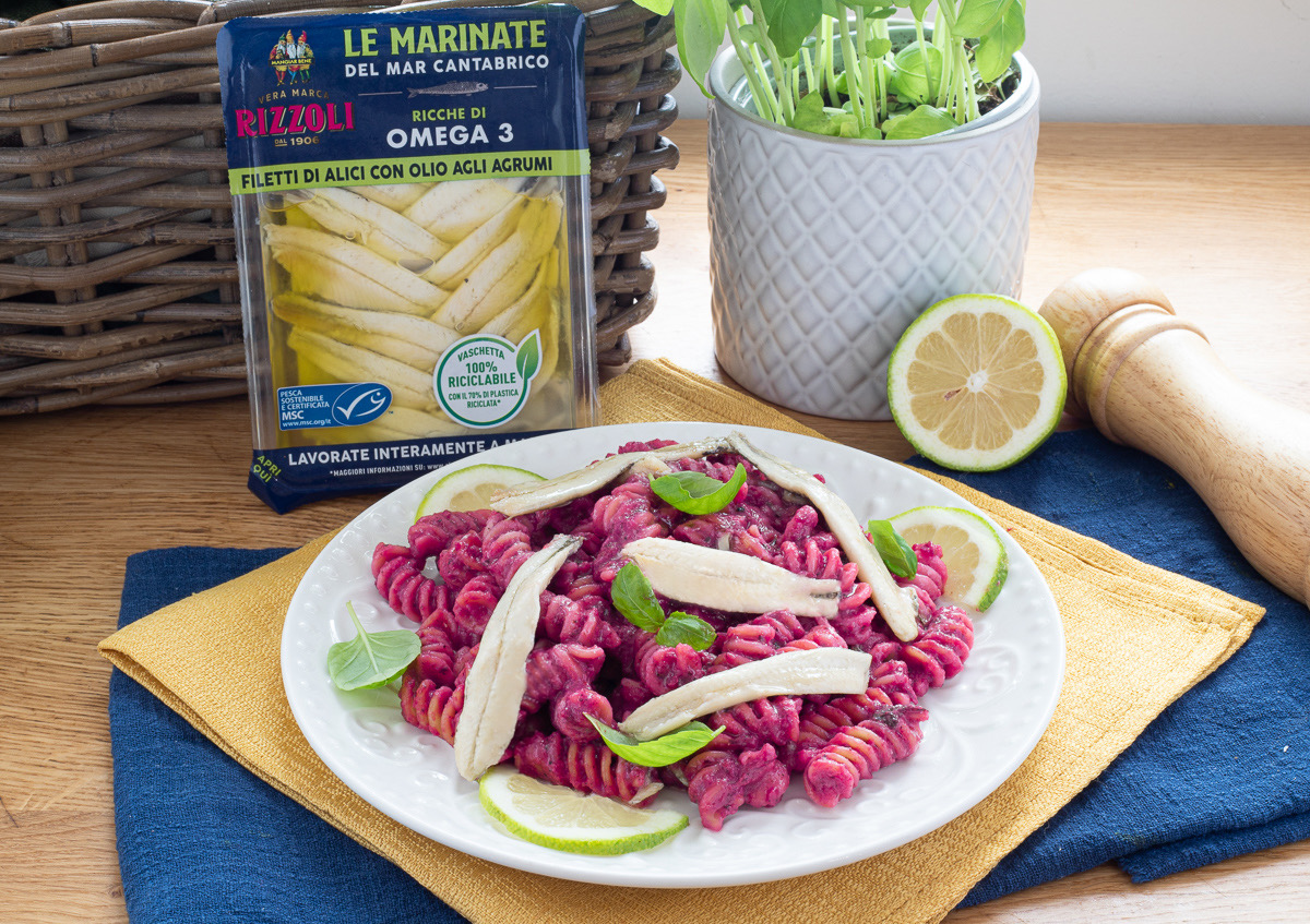 Pasta met rode bietcrème en gemarineerde ansjovis