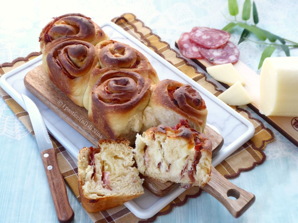Hartige brioche-rozen plumcake gevuld met salami en kaas recept pan brioche i pasticcini di Nina