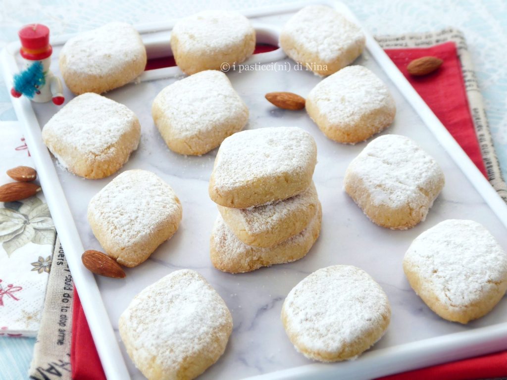 Ricciarelli van Siena zachte koekjes die traditioneel tijdens de kerstperiode worden gemaakt op basis van eiwitten en amandelen oorspronkelijk recept i pasticcini di Nina