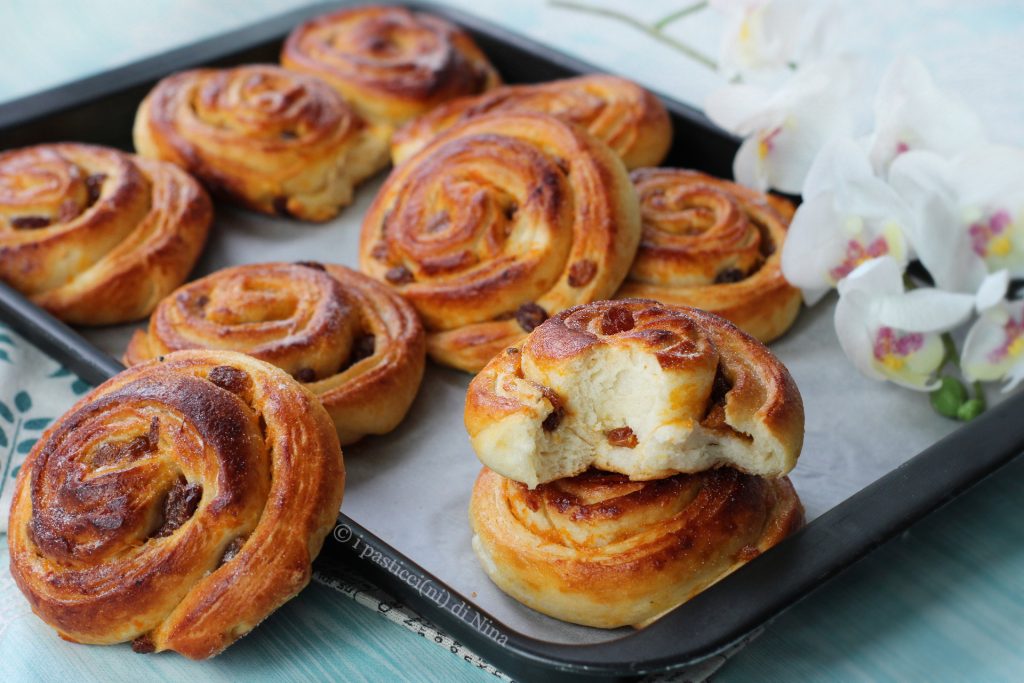 Rolletjes met jam en rozijnen, zeer luchtige brioche gemaakt met een snelle en eenvoudige bladering met slechts één eiwit en weinig olie i pasticcini di Nina