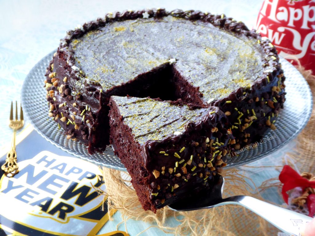 Romige nieuwjaarstaart met chocolade, een snel en eenvoudig anti-verspillingsdessert